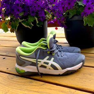 ASICS golf shoes. EUC worn a dozen times last season. Size 7 fits like an 8-81/2